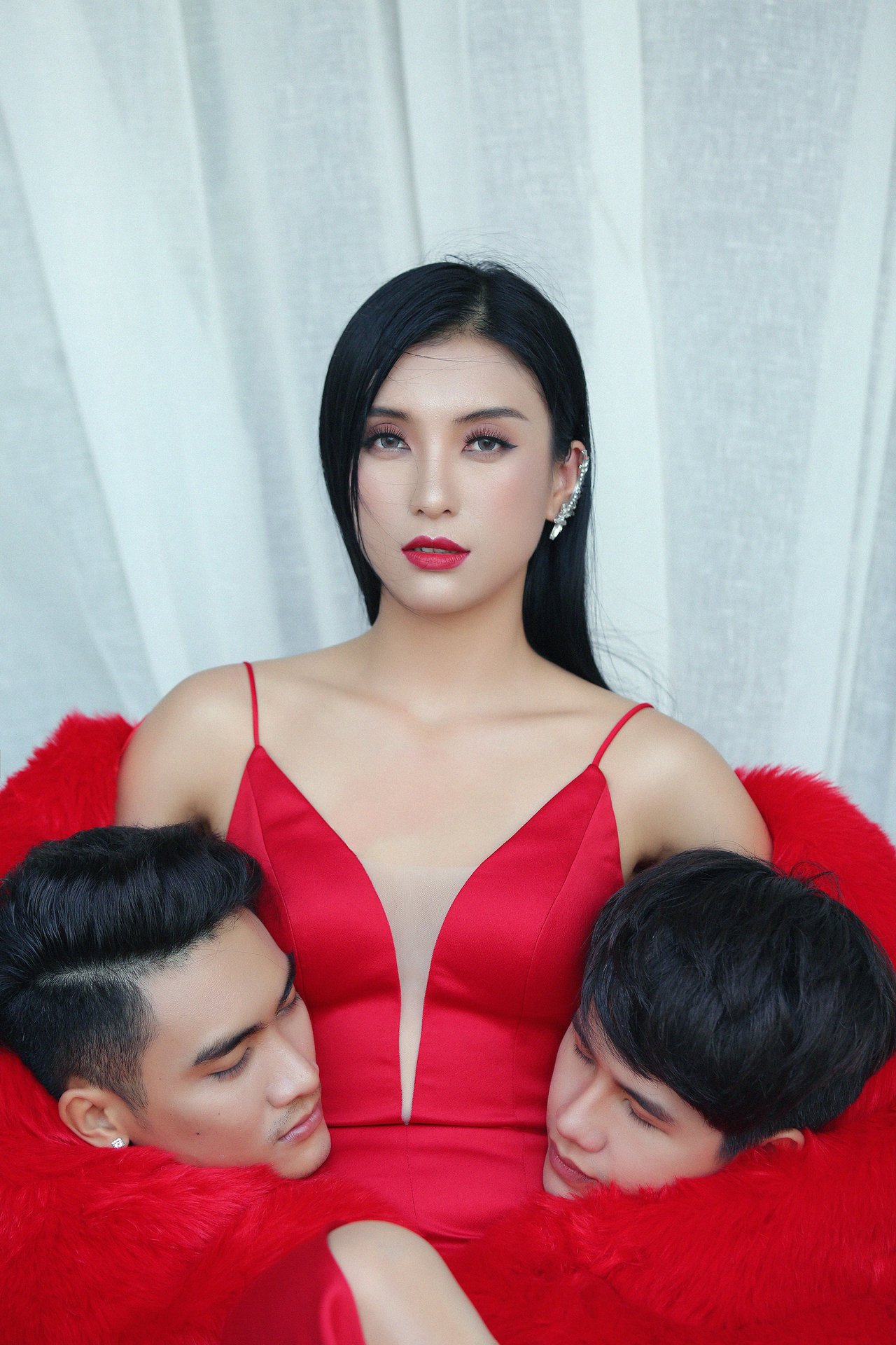 tieu-chau-nhu-quynh-he-lo-moi-tinh-tay-ba-giua-tam-bao-gay-soc-voi-hinh-anh-tao-bao