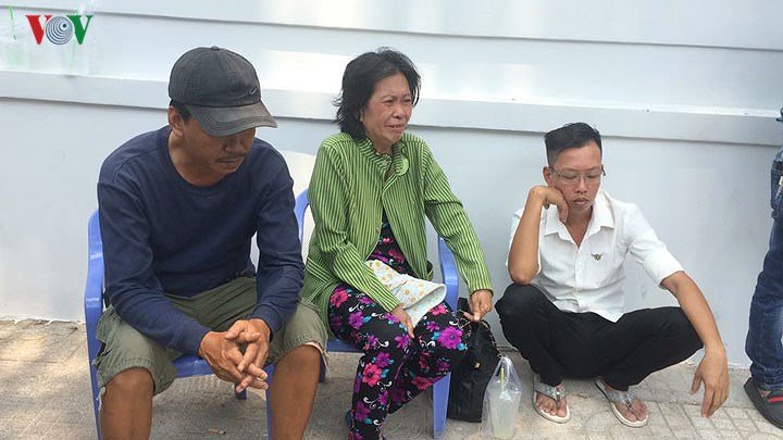 Xót xa nhận thi thể người thân trong vụ cháy chung cư Carina