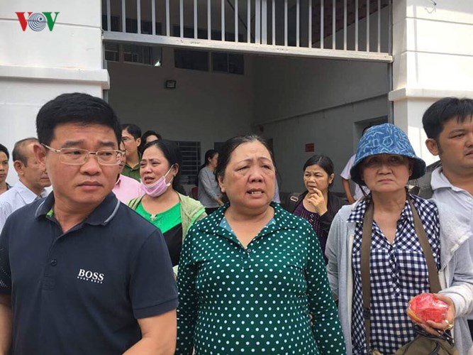 Xót xa nhận thi thể người thân trong vụ cháy chung cư Carina