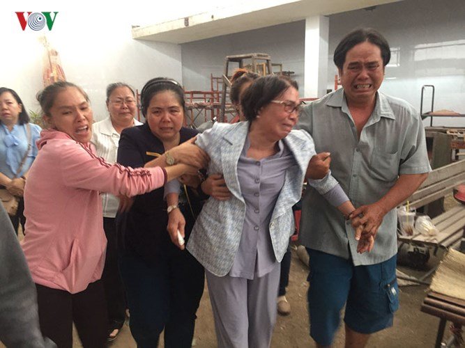 Xót xa nhận thi thể người thân trong vụ cháy chung cư Carina