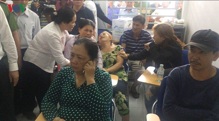 Xót xa nhận thi thể người thân trong vụ cháy chung cư Carina