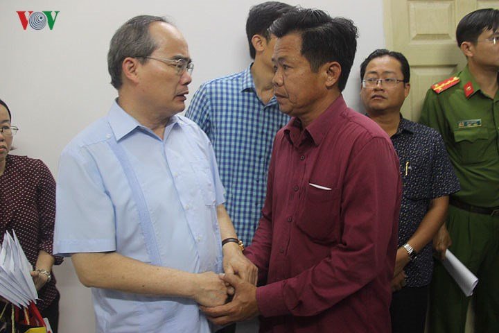 Xót xa nhận thi thể người thân trong vụ cháy chung cư Carina