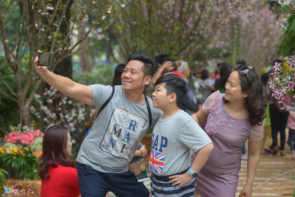 Lễ hội hoa anh đào bên hồ Gươm đông nghẹt du khách