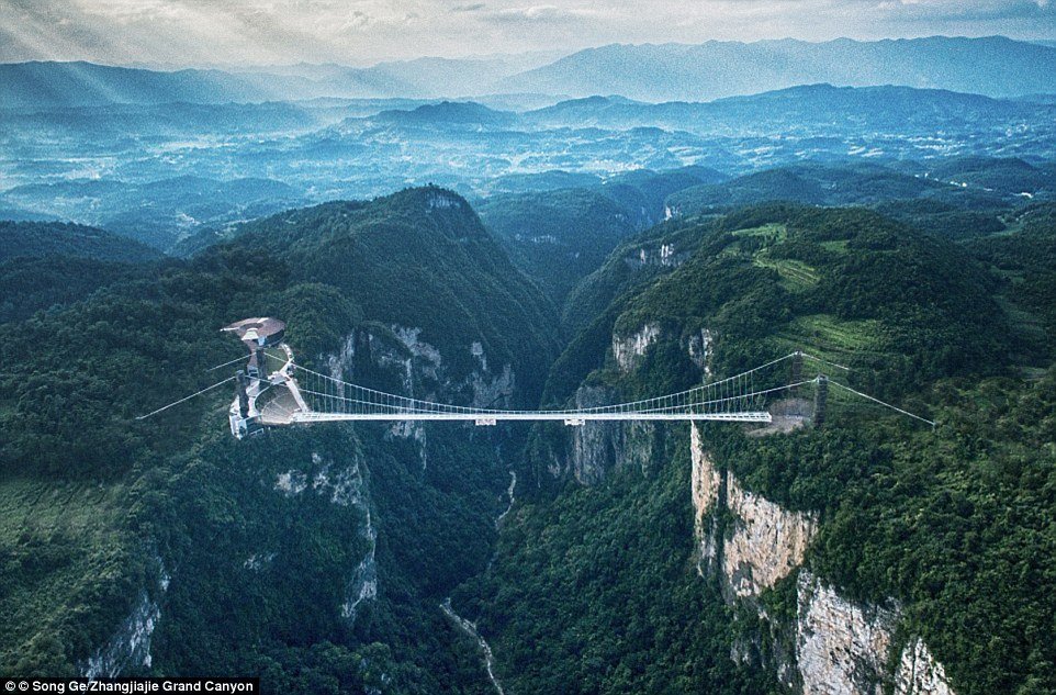 hang-nghin-khach-du-lich-chen-chan-tren-cay-cau-bang-thuy-tinh-dai-nhat-the-gioi