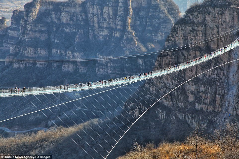 hang-nghin-khach-du-lich-chen-chan-tren-cay-cau-bang-thuy-tinh-dai-nhat-the-gioi