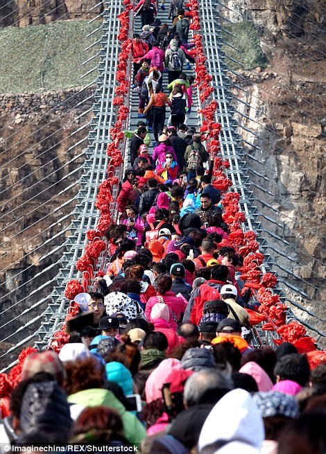hang-nghin-khach-du-lich-chen-chan-tren-cay-cau-bang-thuy-tinh-dai-nhat-the-gioi