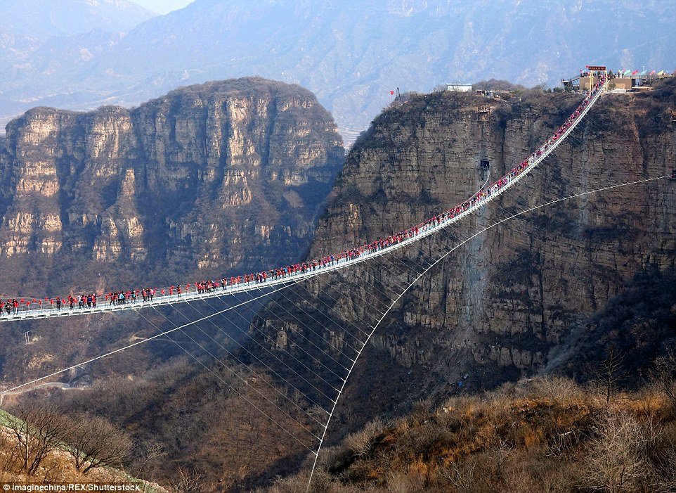 hang-nghin-khach-du-lich-chen-chan-tren-cay-cau-bang-thuy-tinh-dai-nhat-the-gioi