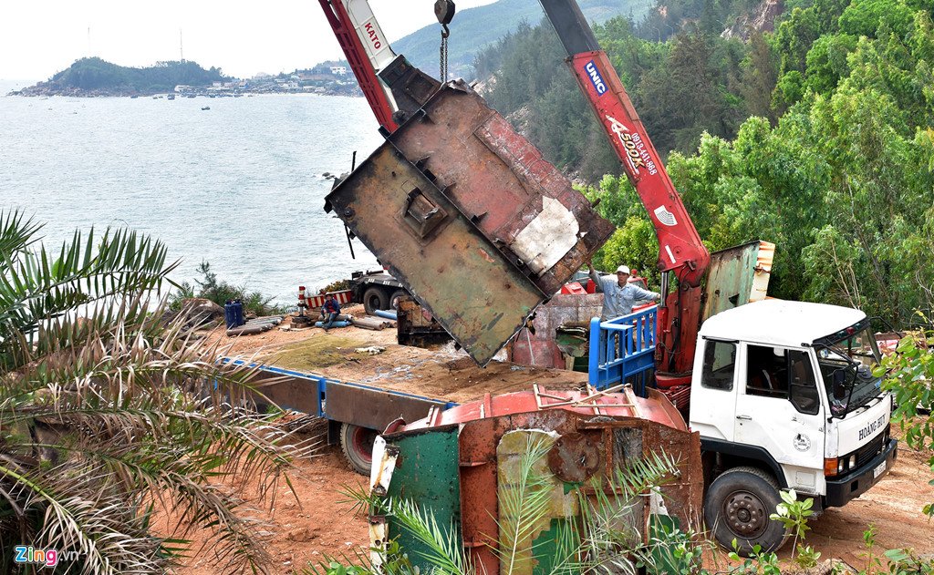 'Xẻ thịt' tàu hàng triệu đô chìm ở biển Quy Nhơn bán phế liệu
