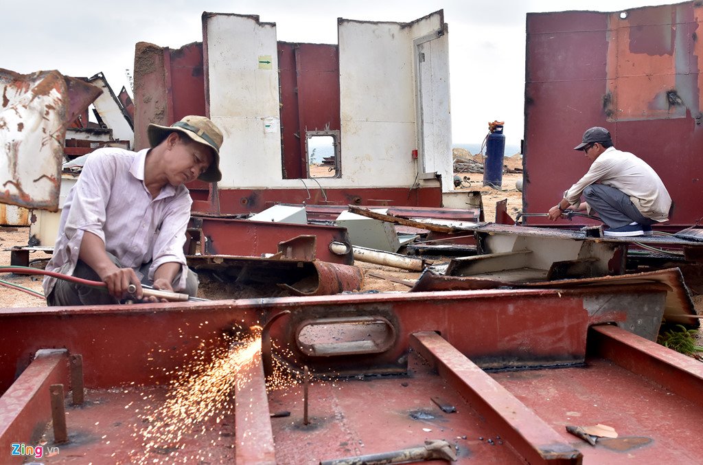 'Xẻ thịt' tàu hàng triệu đô chìm ở biển Quy Nhơn bán phế liệu
