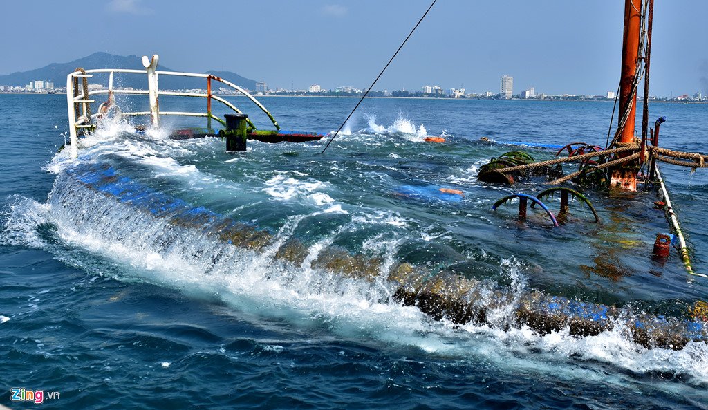 'Xẻ thịt' tàu hàng triệu đô chìm ở biển Quy Nhơn bán phế liệu