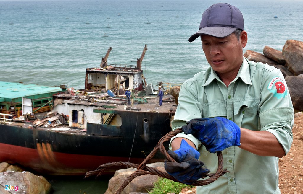 'Xẻ thịt' tàu hàng triệu đô chìm ở biển Quy Nhơn bán phế liệu