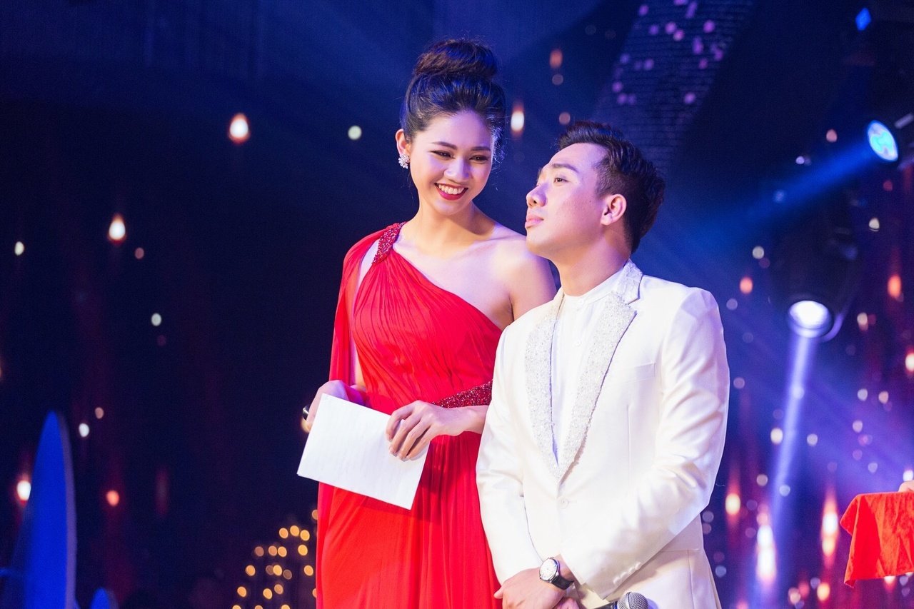 showbiz-24h-hoang-thuy-tung-bo-anh-dep-rung-roi-ngoc-tran-dien-6-bo-ao-dai-tai-seoul-fashion-week