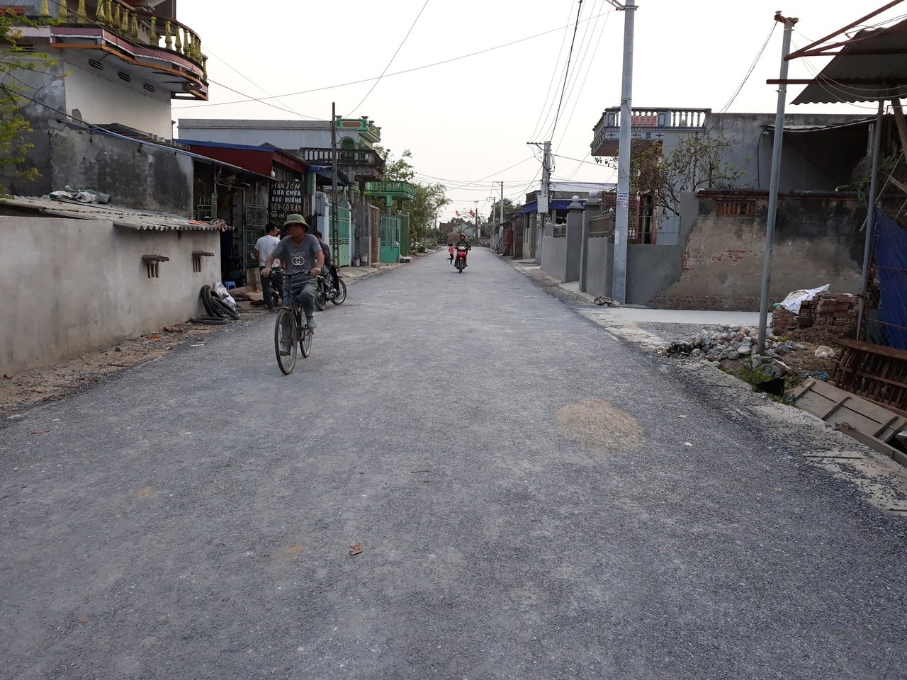 doan-duong-7-ty-o-nam-dinh-dung-tay-cay-duoc-da-len-la-do-quay-xe-troi-mua