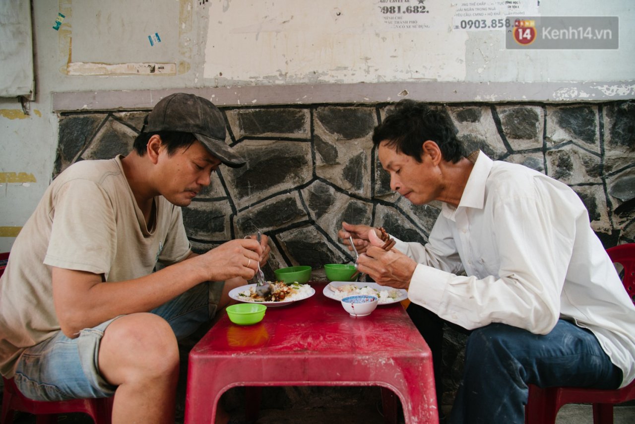 co-ban-com-de-thuong-het-suc-o-sai-gon-10-ngan-cung-ban-khach-nhieu-tien-cung-co-com-an