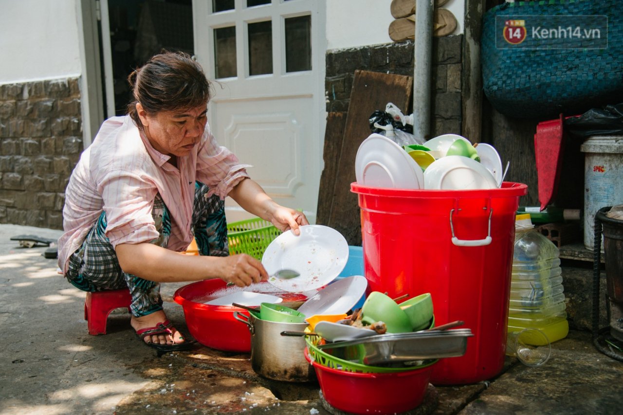 co-ban-com-de-thuong-het-suc-o-sai-gon-10-ngan-cung-ban-khach-nhieu-tien-cung-co-com-an