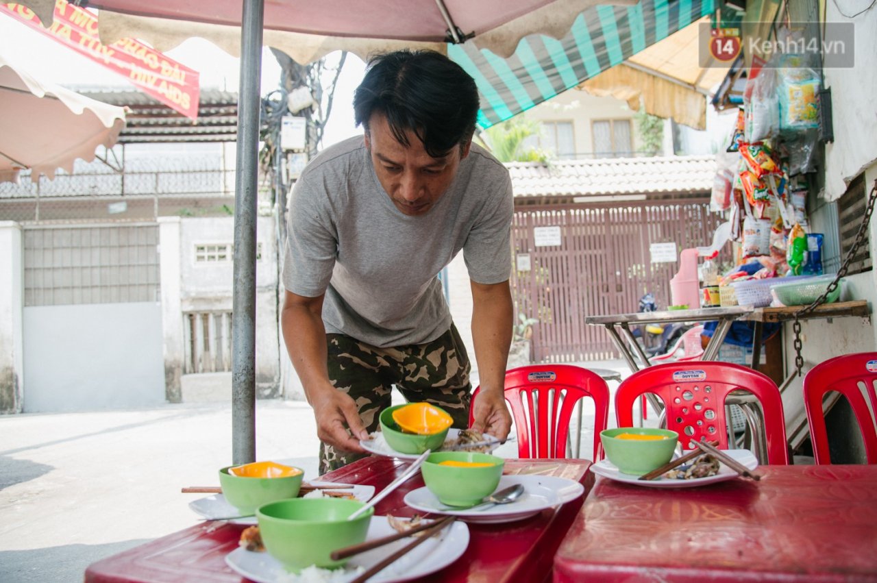 co-ban-com-de-thuong-het-suc-o-sai-gon-10-ngan-cung-ban-khach-nhieu-tien-cung-co-com-an