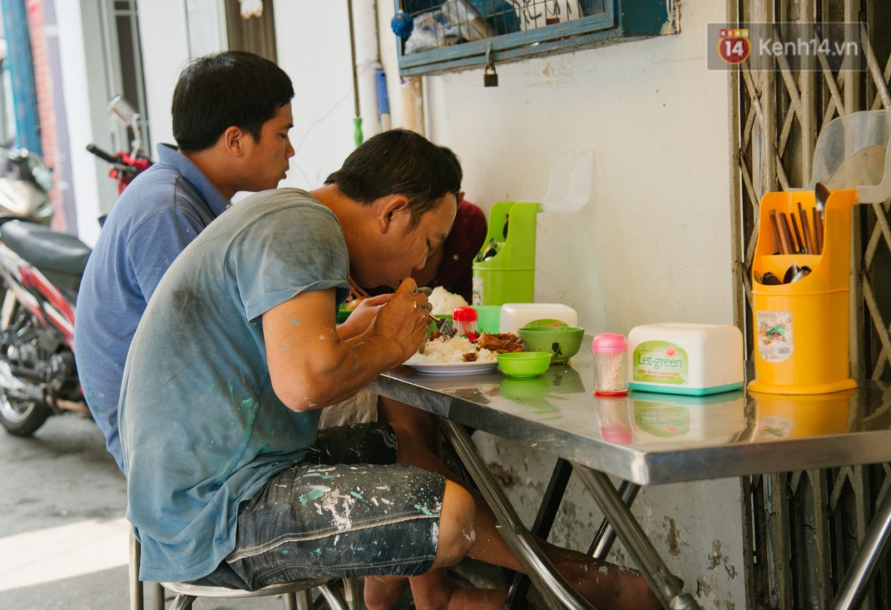 co-ban-com-de-thuong-het-suc-o-sai-gon-10-ngan-cung-ban-khach-nhieu-tien-cung-co-com-an