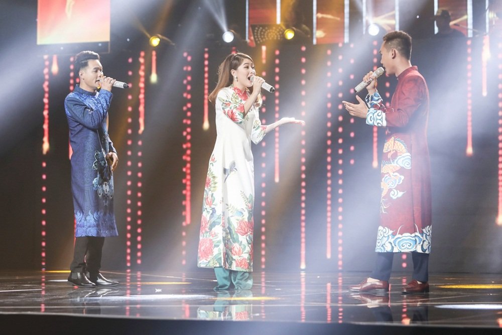 yuuki-anh-bui-cung-dong-doi-dien-ao-dai-den-giao-thong-chinh-phuc-ca-khuc-kho-nhat-vong-thach-dau