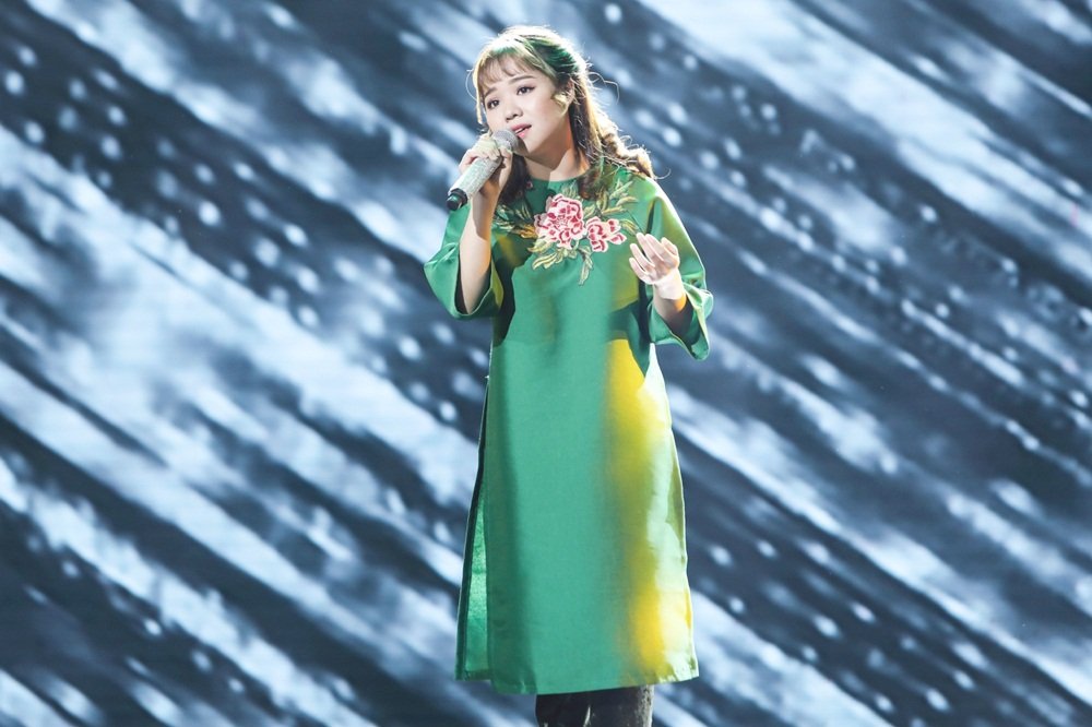 yuuki-anh-bui-cung-dong-doi-dien-ao-dai-den-giao-thong-chinh-phuc-ca-khuc-kho-nhat-vong-thach-dau
