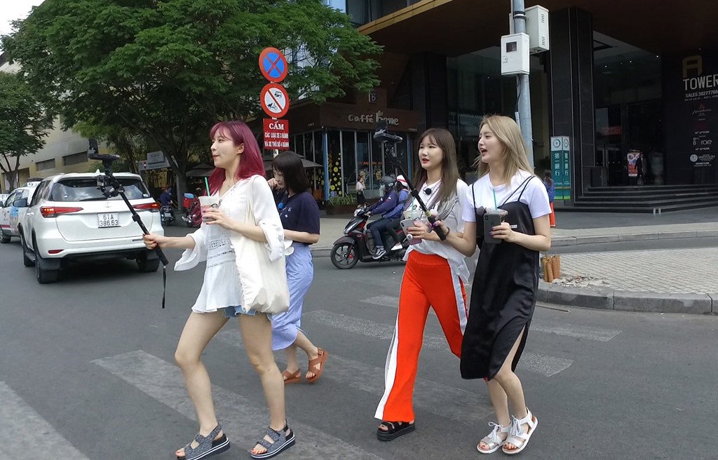 EXID ở Việt Nam: Vẫn tươi tắn và xinh đẹp dù phải đi bộ dưới trời nắng