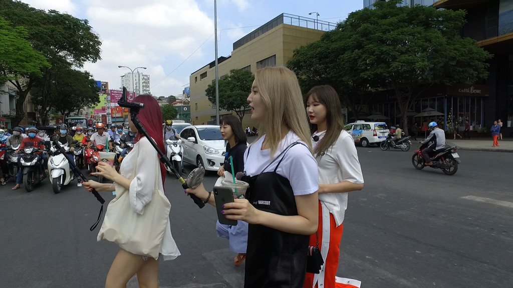 EXID ở Việt Nam: Vẫn tươi tắn và xinh đẹp dù phải đi bộ dưới trời nắng