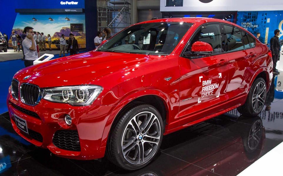 can-canh-bmw-x4-m-sport-may-dau-20l-tai-bangkok