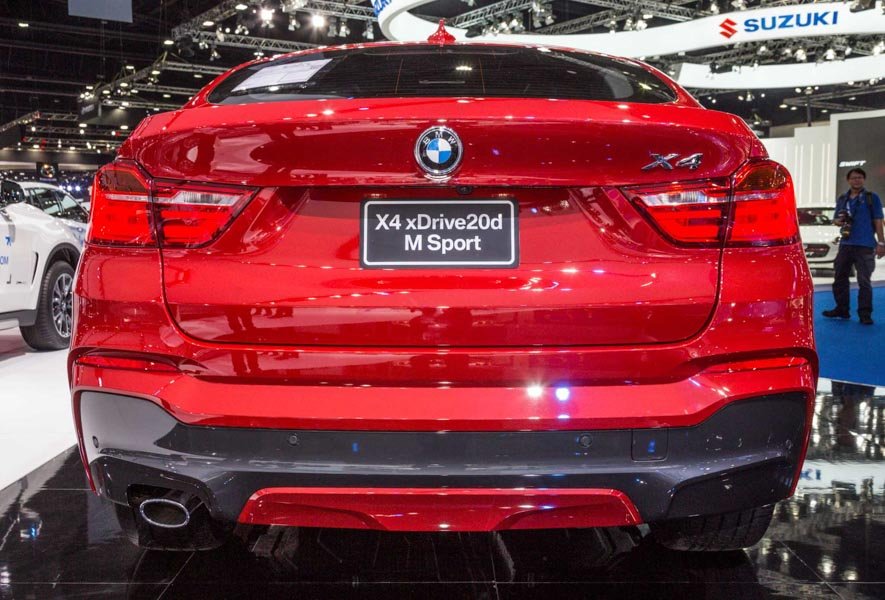 can-canh-bmw-x4-m-sport-may-dau-20l-tai-bangkok