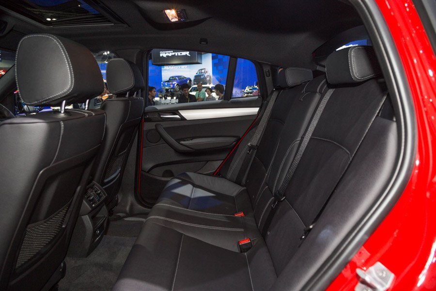 can-canh-bmw-x4-m-sport-may-dau-20l-tai-bangkok