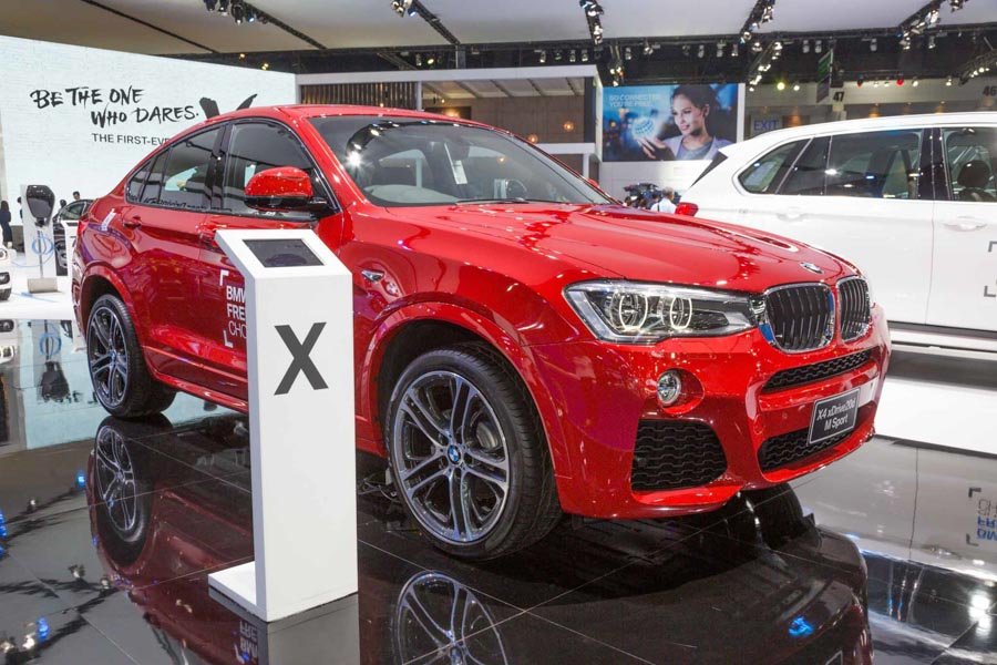can-canh-bmw-x4-m-sport-may-dau-20l-tai-bangkok