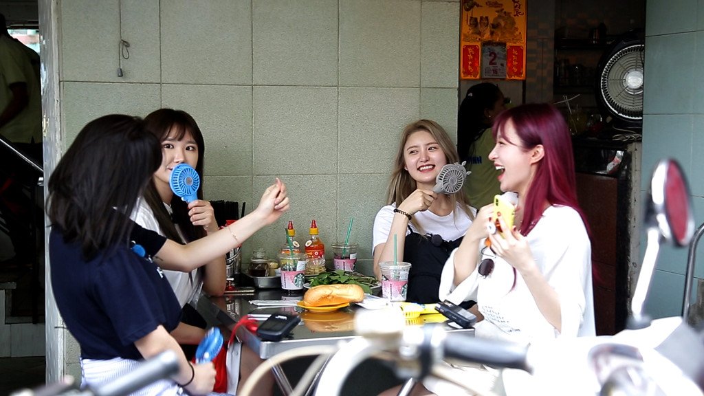 EXID ở Việt Nam: Vẫn tươi tắn và xinh đẹp dù phải đi bộ dưới trời nắng