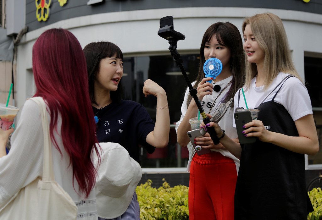EXID ở Việt Nam: Vẫn tươi tắn và xinh đẹp dù phải đi bộ dưới trời nắng