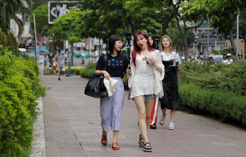 EXID ở Việt Nam: Vẫn tươi tắn và xinh đẹp dù phải đi bộ dưới trời nắng