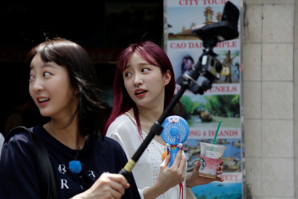 EXID ở Việt Nam: Vẫn tươi tắn và xinh đẹp dù phải đi bộ dưới trời nắng