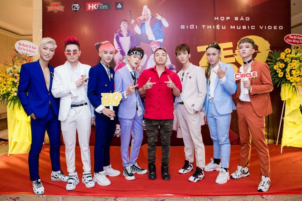 Phúc bồ (áo đỏ) chụp cùng Zero 9