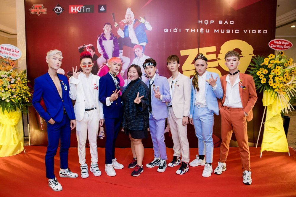 Phương Anh Idol cũng ghé qua chúc mừng đàn em debut thành công