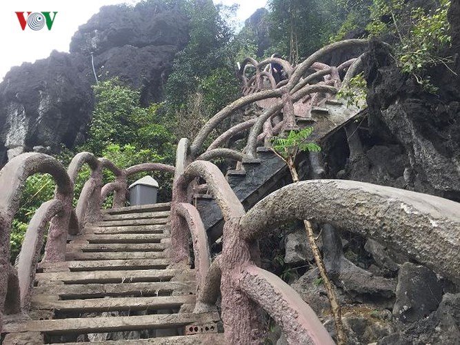 Cận cảnh tháo dỡ công trình 