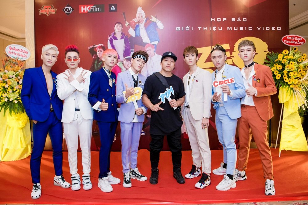 Zero 9 chụp cùng đạo diễn MV (áo đen)