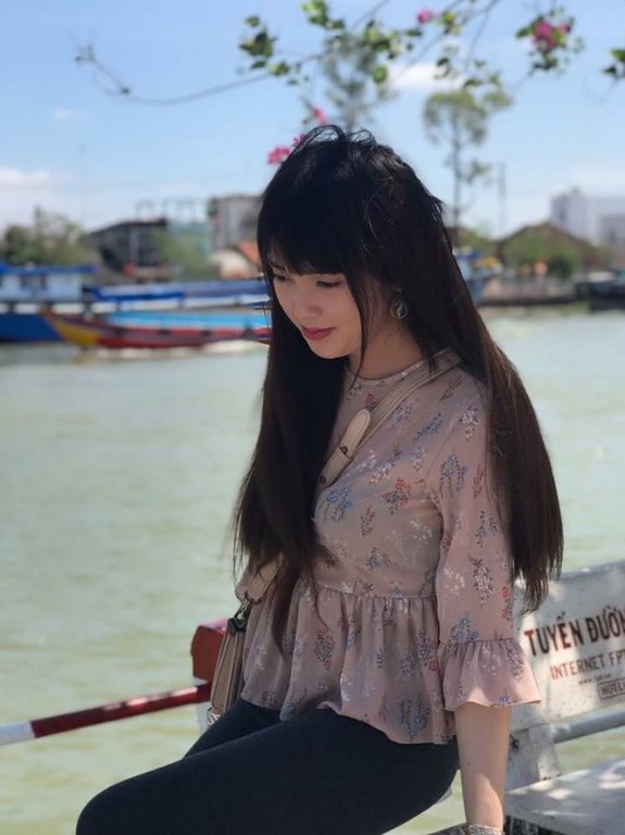 hotgirl-chuyen-gioi-bat-mi-chuyen-yeu