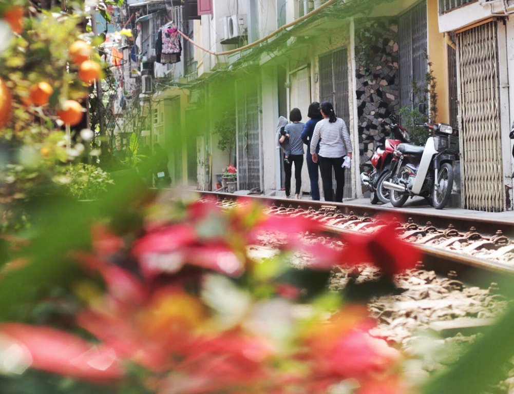 Học khách Tây 'sống ảo' đẹp ngất ngây tại xóm đường tàu ở Hà Nội