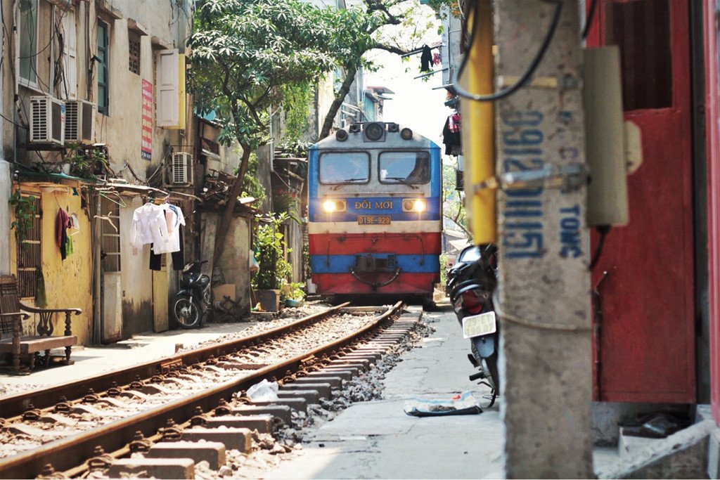 Học khách Tây 'sống ảo' đẹp ngất ngây tại xóm đường tàu ở Hà Nội