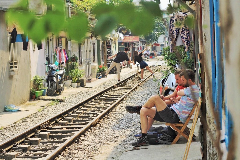 Học khách Tây 'sống ảo' đẹp ngất ngây tại xóm đường tàu ở Hà Nội