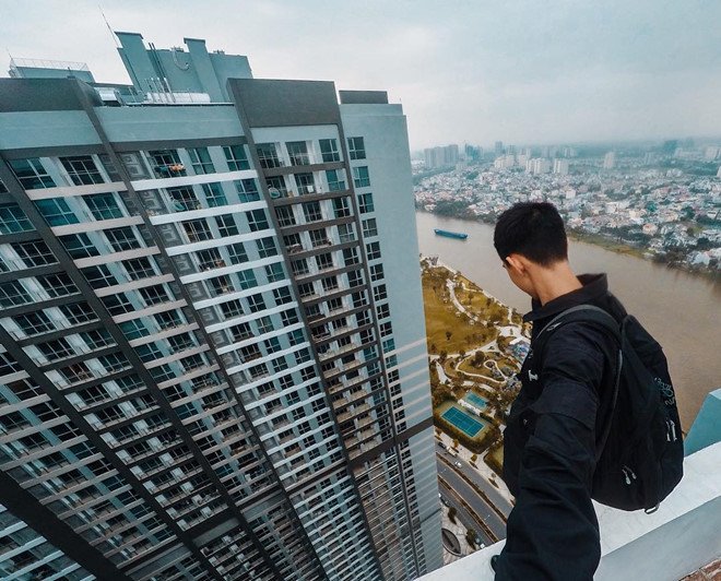 Ba thanh niên quay video mạo hiểm trên nóc nhà 38 tầng ở Sài Gòn