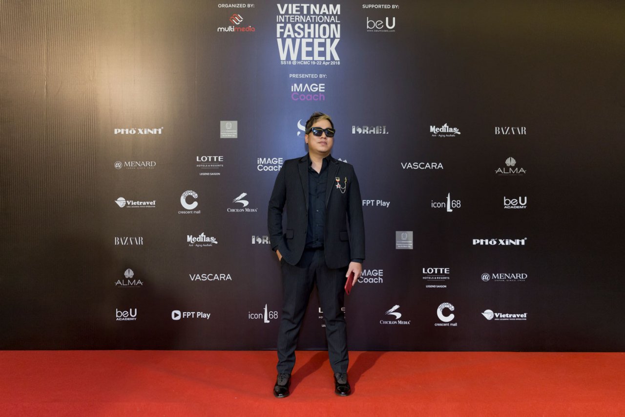 dan-mau-vietnams-next-top-model-cung-cac-sieu-mau-hoa-hau-do-bo-len-tham-do-vifw-xuan-he-2018