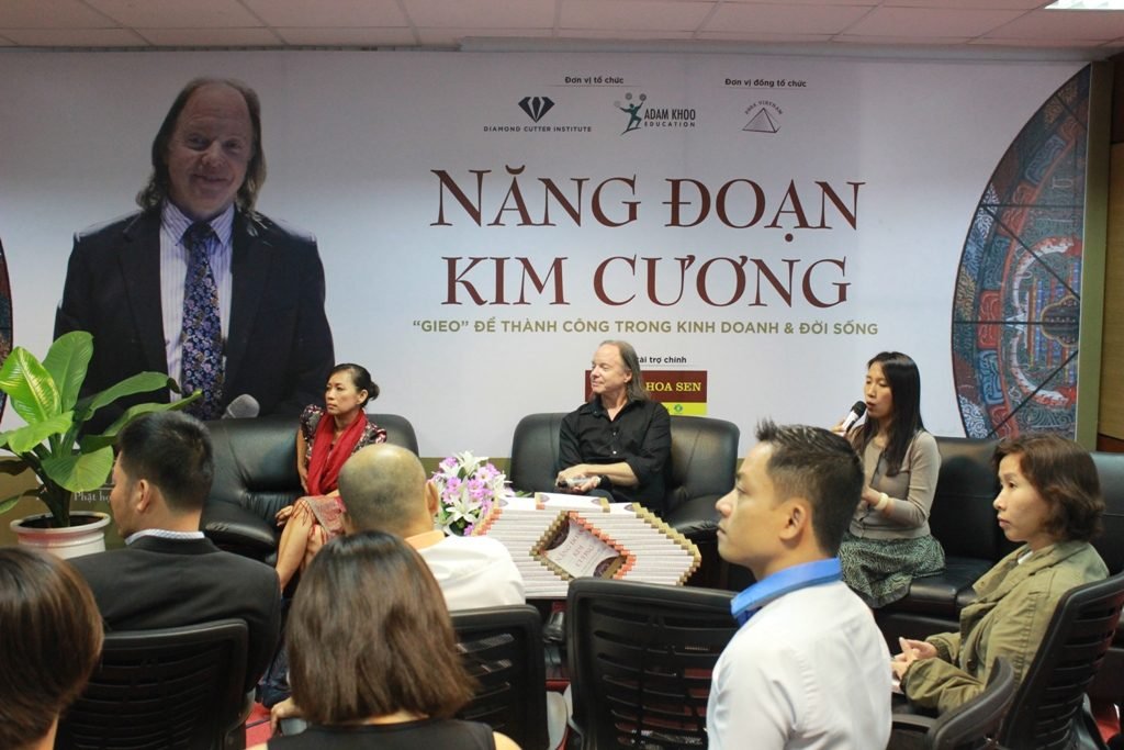 nang-doan-kim-cuong-la-gi-va-cuon-sach-ba-le-hoang-diep-thao-cam-tren-tay-xuat-hien-tren-mat-bao-co-y-nghia-gi