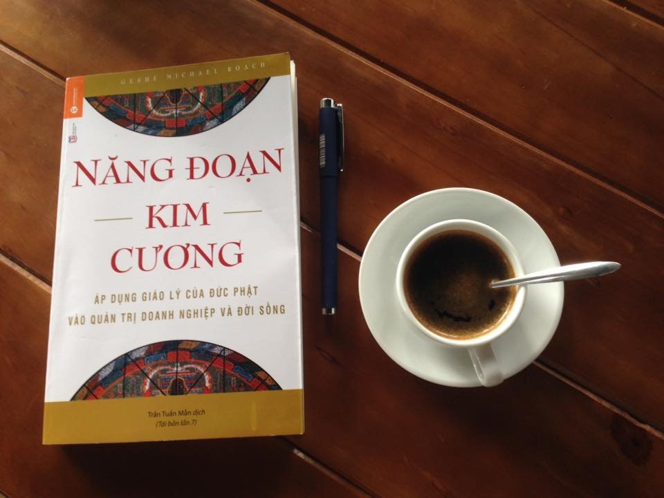 nang-doan-kim-cuong-la-gi-va-cuon-sach-ba-le-hoang-diep-thao-cam-tren-tay-xuat-hien-tren-mat-bao-co-y-nghia-gi