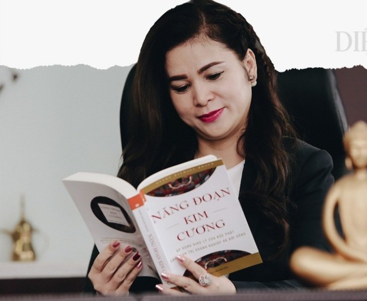 nang-doan-kim-cuong-la-gi-va-cuon-sach-ba-le-hoang-diep-thao-cam-tren-tay-xuat-hien-tren-mat-bao-co-y-nghia-gi