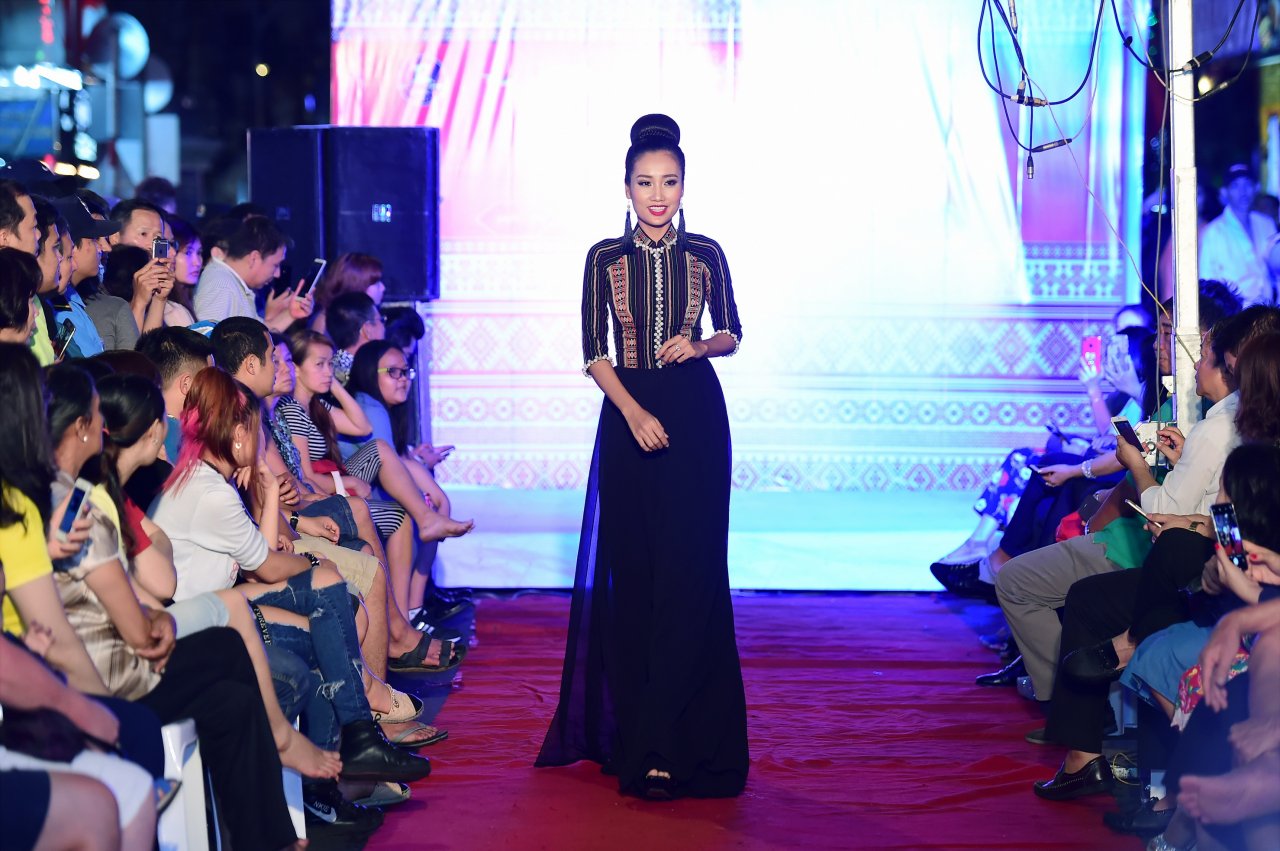 ntk-viet-hung-va-nguoi-dep-hang-nie-mang-tho-cam-nao-loan-pho-di-bo-bui-vien