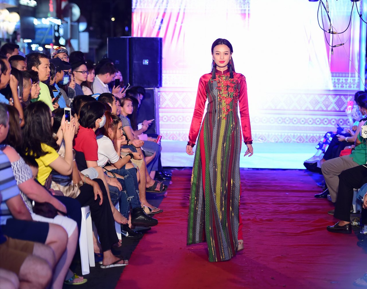 ntk-viet-hung-va-nguoi-dep-hang-nie-mang-tho-cam-nao-loan-pho-di-bo-bui-vien