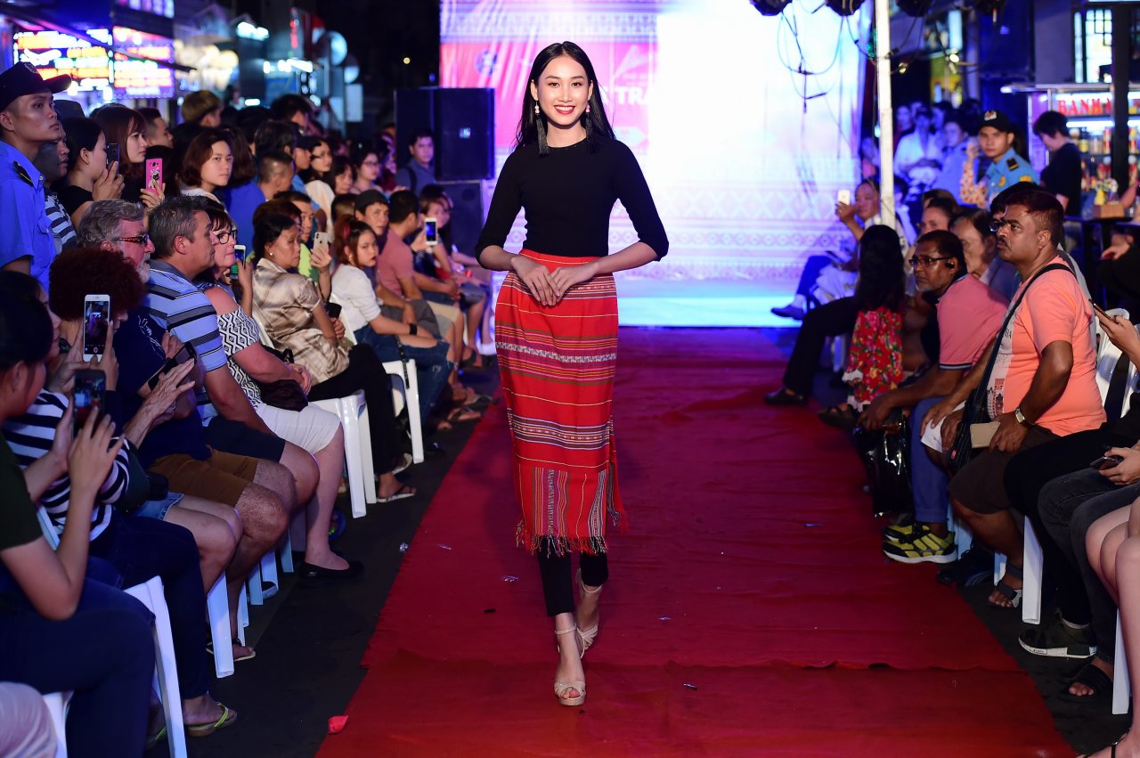 ntk-viet-hung-va-nguoi-dep-hang-nie-mang-tho-cam-nao-loan-pho-di-bo-bui-vien