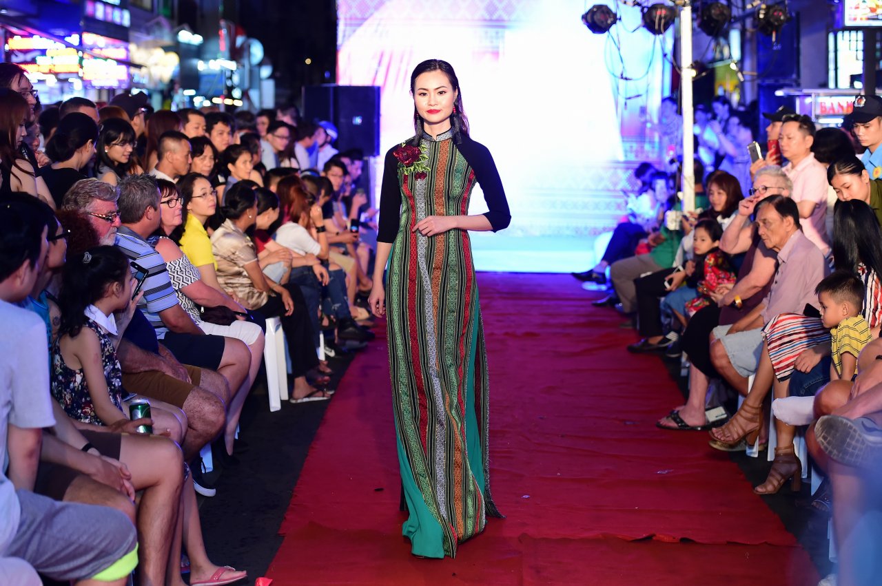 ntk-viet-hung-va-nguoi-dep-hang-nie-mang-tho-cam-nao-loan-pho-di-bo-bui-vien